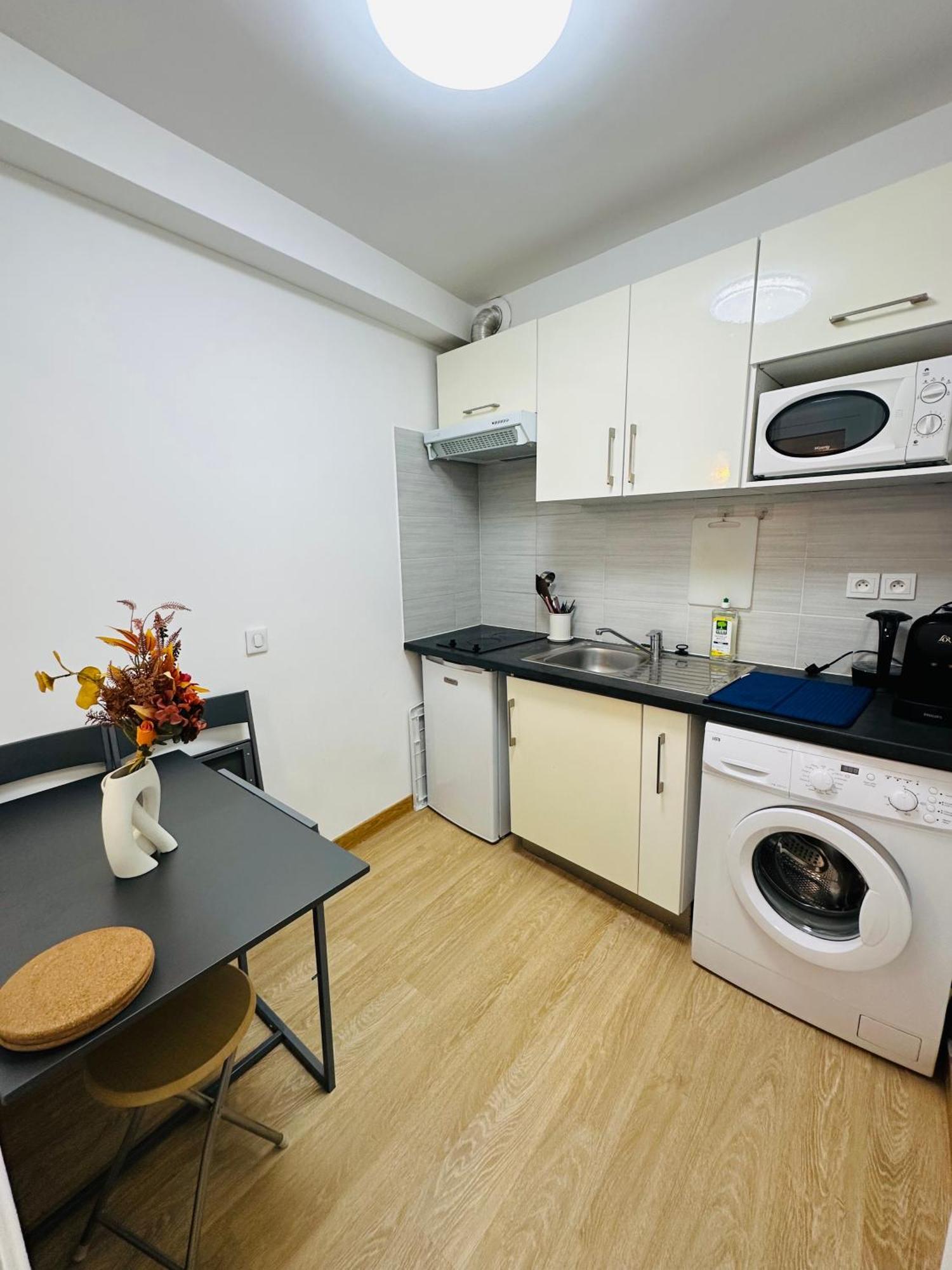 Dream Dwell - Designer Flat Near Marais District